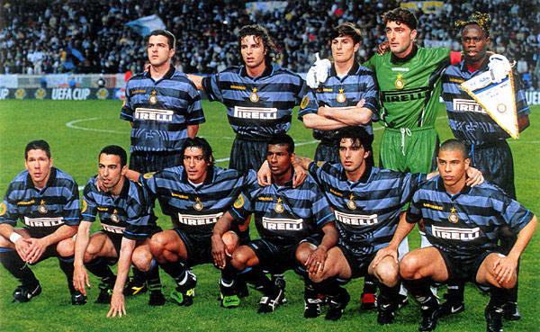 El Inter de Milán de Ronaldo, Zanetti, Zamorano, entre otras estrellas. Fue uno de los equipos sensaciones de Europa. Al ganar la Europa League en una final apasionante.