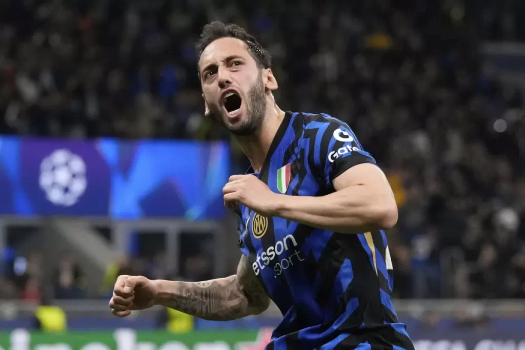 Hakan Çalhanoğlu celebrando el gol en la semifinal de la Champions League.